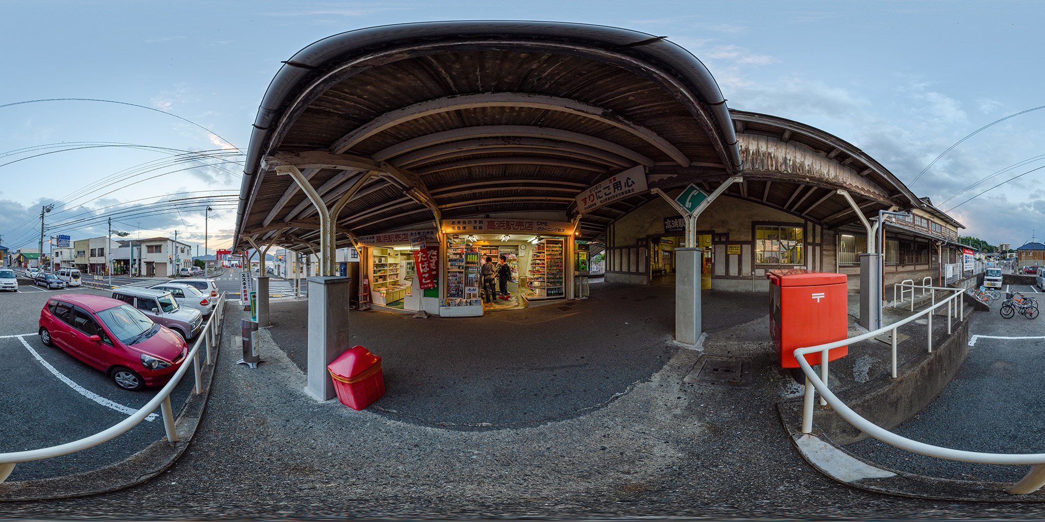 伊予鉄高浜線高浜駅の木造駅舎と駅前の売店。