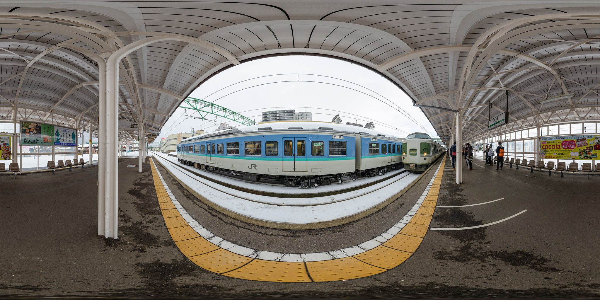 信越本線高田駅にて妙高3号(189系N102)と長野行き(115系N16)