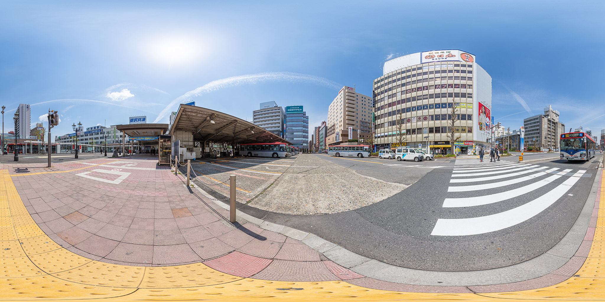 新潟駅万代口の駅前風景。駅舎と万代口バスターミナル